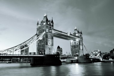 Thames Nehri üzerinde kule köprü 