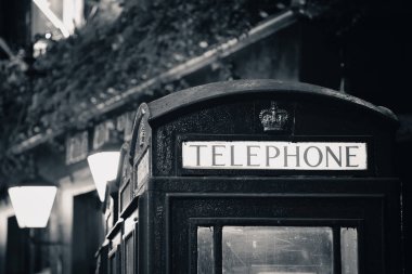 Telefon kulübesi sokakta