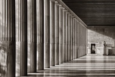 Attalos stoası sütunlarda