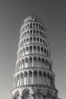 Pisa Kulesi yaslanmış  