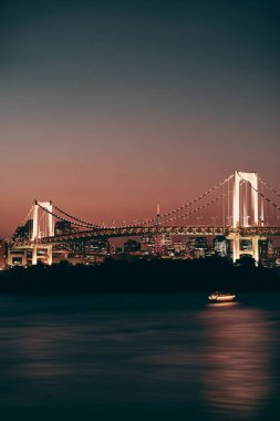 Gökkuşağı ile Tokyo Körfezi 