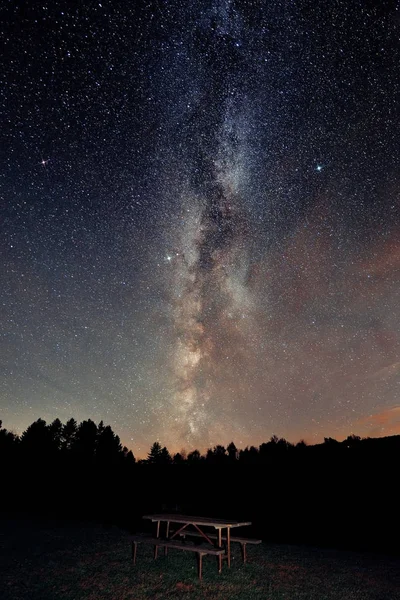 Calea Lactee peste pădure — Fotografie, imagine de stoc