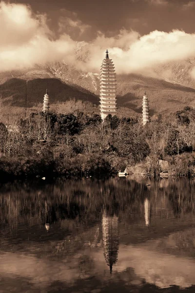 Dali şehirdeki antik pagoda  