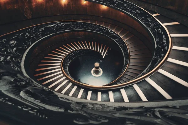 Спиральная лестница в музее — стоковое фото