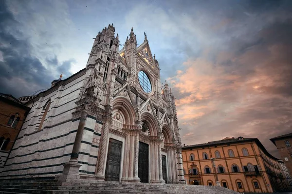 Cidade medieval com Catedral de Siena — Fotografia de Stock