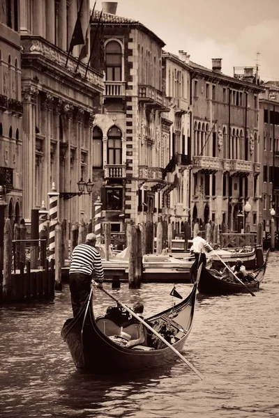 Gondole dans le canal de Venise — Photo