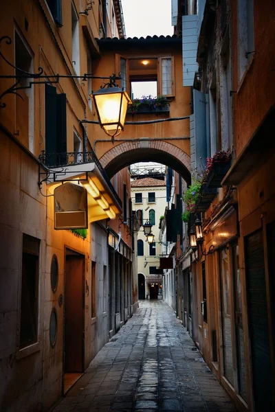 Sokak tarihi binalar ile