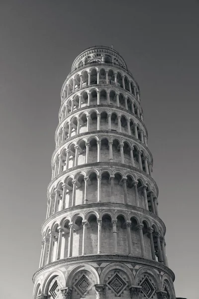 Pisa Kulesi yaslanmış  