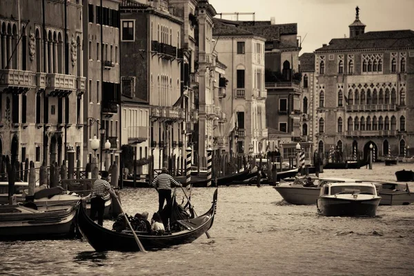 Gondole dans le canal de Venise — Photo