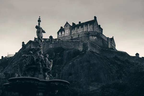 Castello di Edimburgo come punto di riferimento della città — Foto Stock