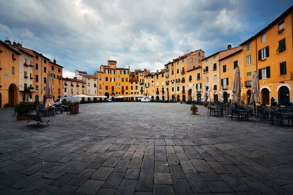 Piazza dell Anfiteatro in Lucca — Stock Photo, Image