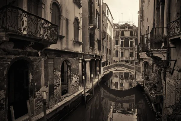 Blick auf venezianischen Kanal — Stockfoto