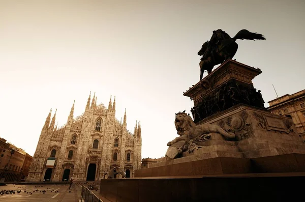 Milano Katedrali'ne kare — Stok fotoğraf