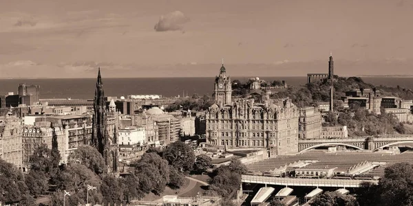 De daken van de stad Edinburgh — Stockfoto