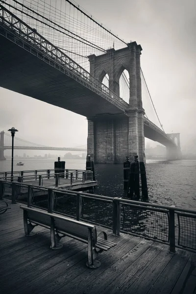 Puente de Brooklyn en un día de niebla — Foto de Stock