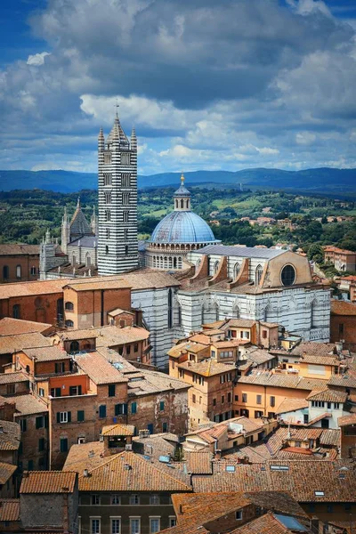 Medeltida stad med Sienas katedral — Stockfoto