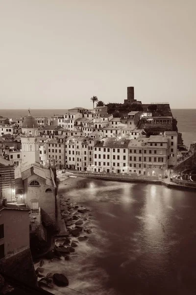 Vernazza la nuit avec des bâtiments — Photo