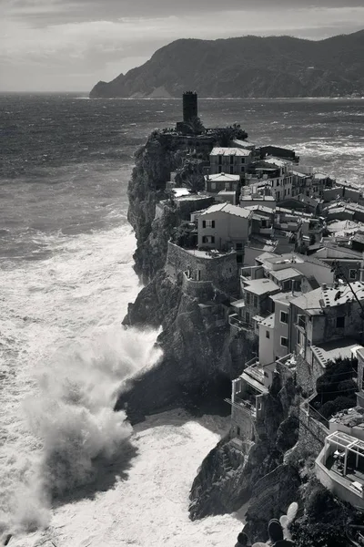 Vernazza со зданиями на скалах — стоковое фото