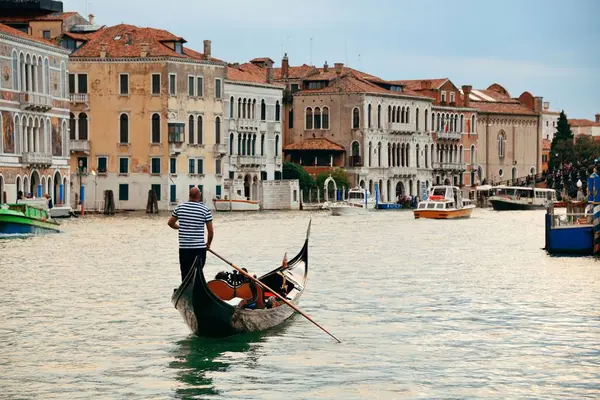 Gondole dans le canal de Venise — Photo