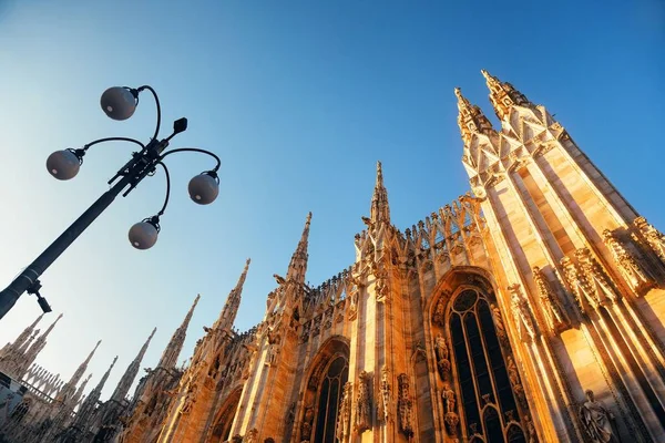 Duomo y poste de luz en Square —  Fotos de Stock