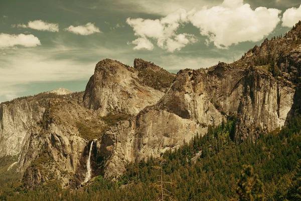 Valle dello Yosemite con montagne — Foto Stock