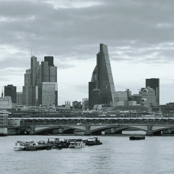 Лондонский городской пейзаж с городскими зданиями — стоковое фото