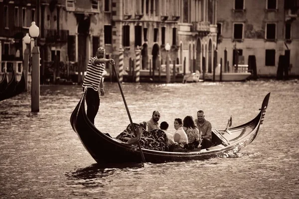 Gondole dans le canal de Venise — Photo