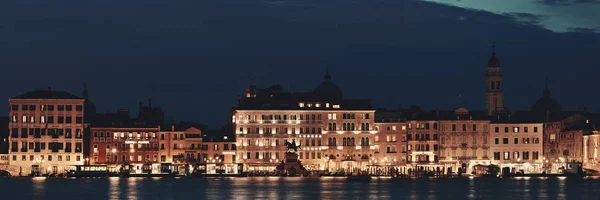 Venetië skyline in de nacht — Stockfoto