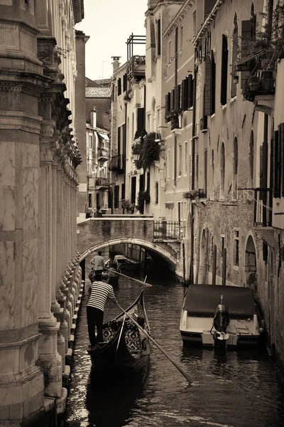 Paseo en góndola en canal — Foto de Stock