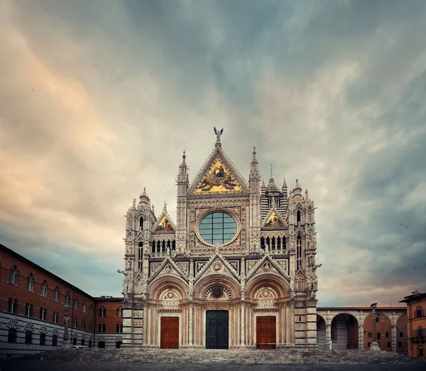 Ciudad medieval con Catedral de Siena — Foto de Stock