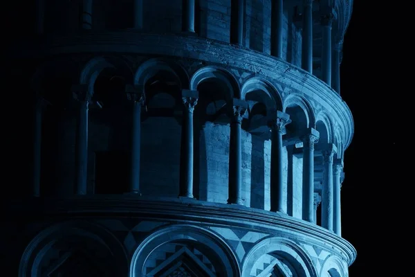 Pisa Kulesi yaslanmış  