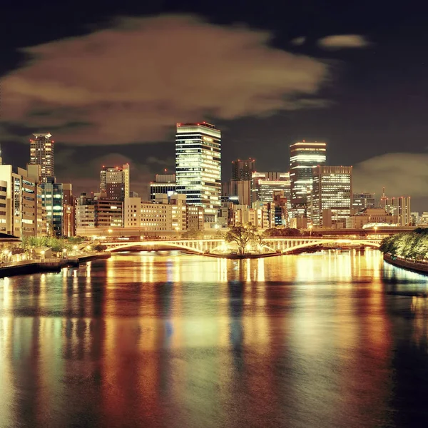 Osaka skyline sobre el río —  Fotos de Stock