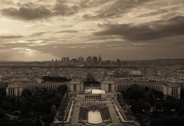 Paris şehir çatı görünümü 