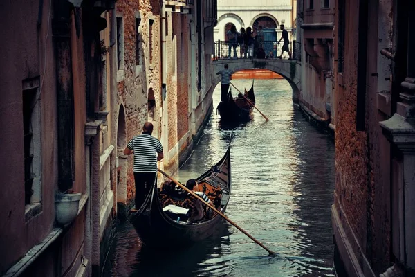 Paseo en góndola en canal — Foto de Stock