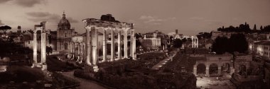Roma Forumu kalıntıları ile