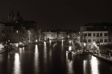 Venedik canal binalar