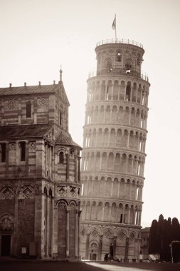 Pisa Kulesi yaslanmış 