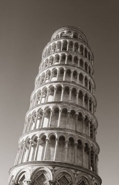 Pisa Kulesi yaslanmış 