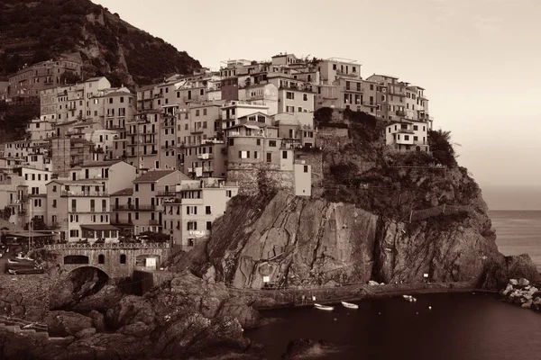 Манарола со зданиями в Cinque Terre — стоковое фото