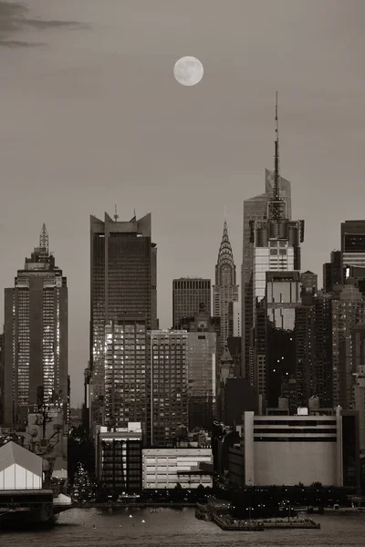 Manhattan con rascacielos urbanos — Foto de Stock