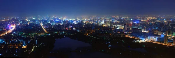 Пекин ночью с городскими зданиями . — стоковое фото