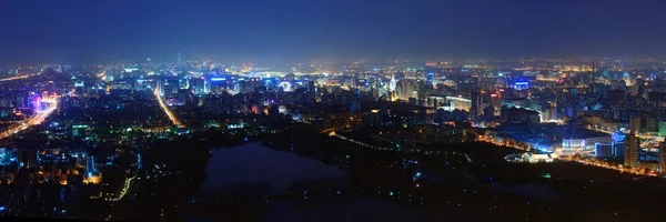 Pequim à noite com edifícios urbanos . — Fotografia de Stock