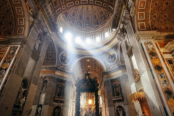 Interieur van de basiliek van Saint Peters — Stockfoto