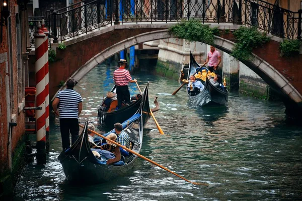 Góndola en canal en Venecia — Foto de Stock