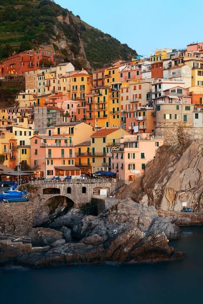 Манарола со зданиями в Cinque Terre — стоковое фото