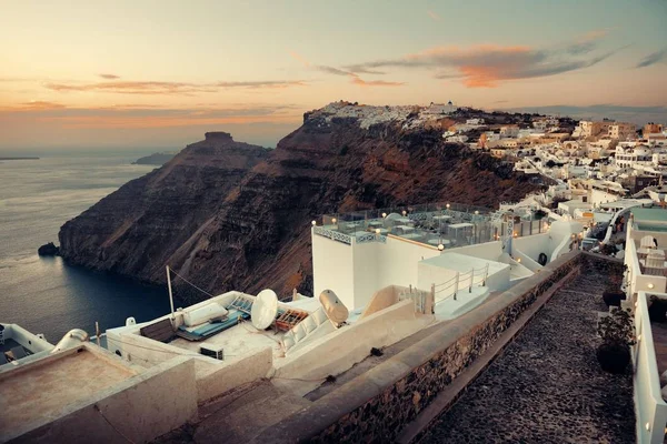 Santorini com edifícios na Grécia . — Fotografia de Stock