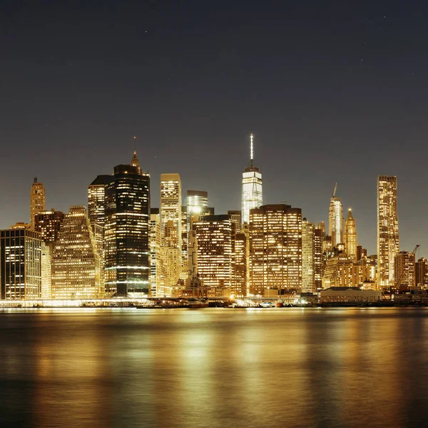 Manhattan mit städtischen Wolkenkratzern — Stockfoto