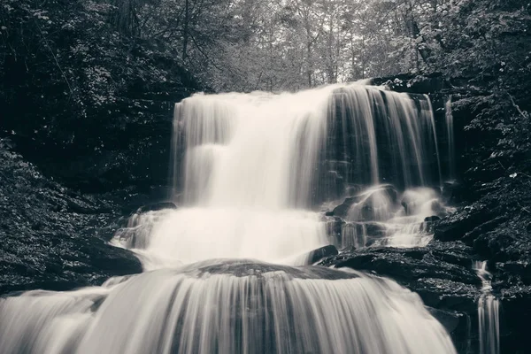 Herbst Wasserfälle im Park — Stockfoto