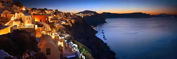 Санторини со зданиями в Греции . — стоковое фото