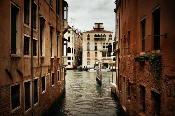 Венецианский канал со зданиями — стоковое фото